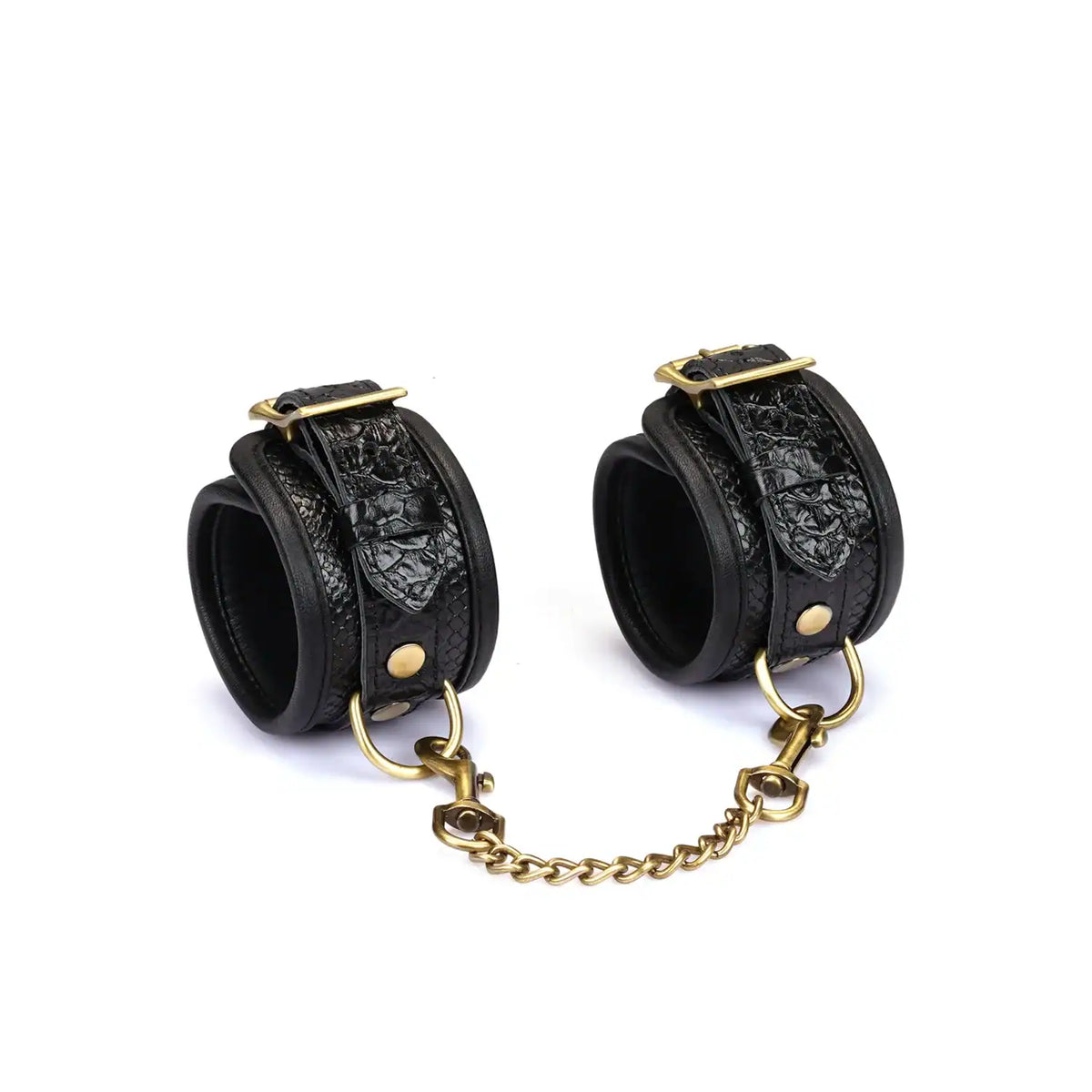 Menottes en cuir embossé croco noir LIEBE SEELE avec doublure intérieure et chaîne dorée, sur fond blanc