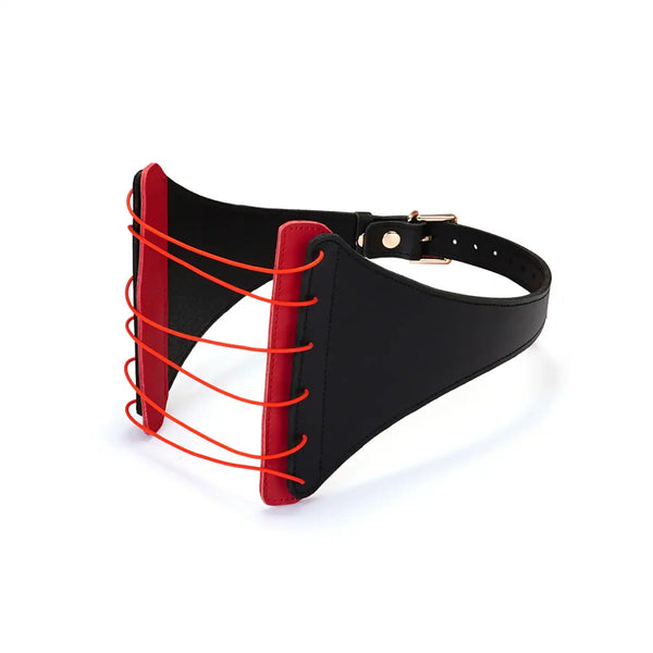 Harnais Punishing en cuir noir LIEBE SEELE avec larges panneaux structurés, laçage frontal et boucle métallique réglable, présenté sur fond blanc en vue produit