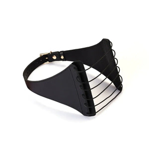 Harnais Punishing en cuir noir LIEBE SEELE avec larges panneaux structurés, laçage frontal et boucle métallique réglable, présenté sur fond blanc en vue produit