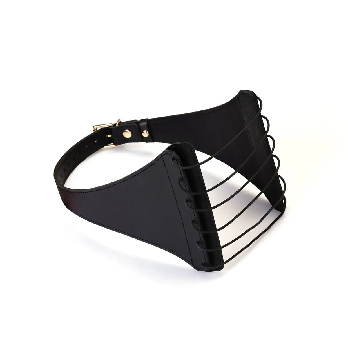 Harnais Punishing en cuir noir LIEBE SEELE avec larges panneaux structurés, laçage frontal et boucle métallique réglable, présenté sur fond blanc en vue produit
