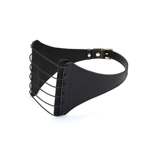 Harnais Punishing en cuir noir LIEBE SEELE avec larges panneaux structurés, laçage frontal et boucle métallique réglable, présenté sur fond blanc en vue produit