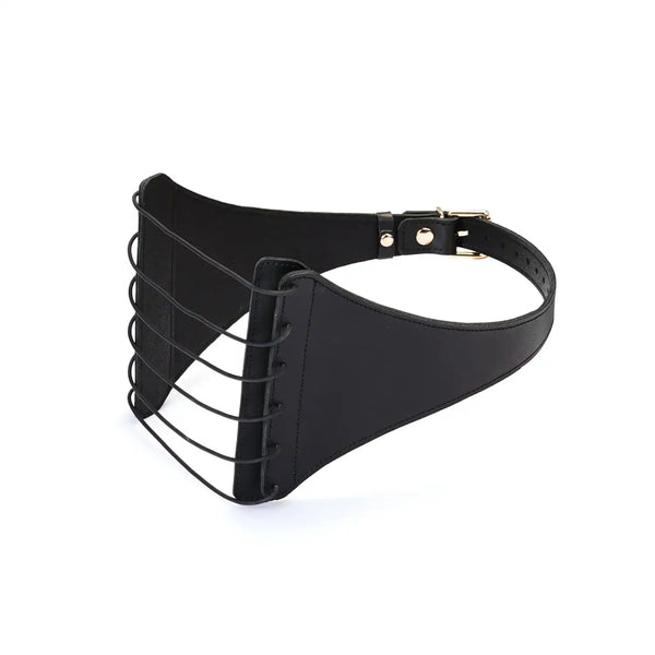 Harnais Punishing en cuir noir LIEBE SEELE avec larges panneaux structurés, laçage frontal et boucle métallique réglable, présenté sur fond blanc en vue produit