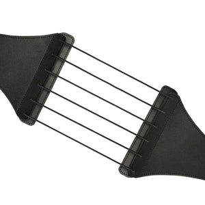Harnais Punishing en cuir noir LIEBE SEELE avec larges panneaux structurés, laçage frontal et boucle métallique réglable, présenté sur fond blanc en vue produit