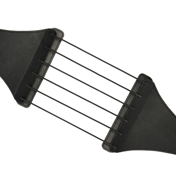 Harnais Punishing en cuir noir LIEBE SEELE avec larges panneaux structurés, laçage frontal et boucle métallique réglable, présenté sur fond blanc en vue produit