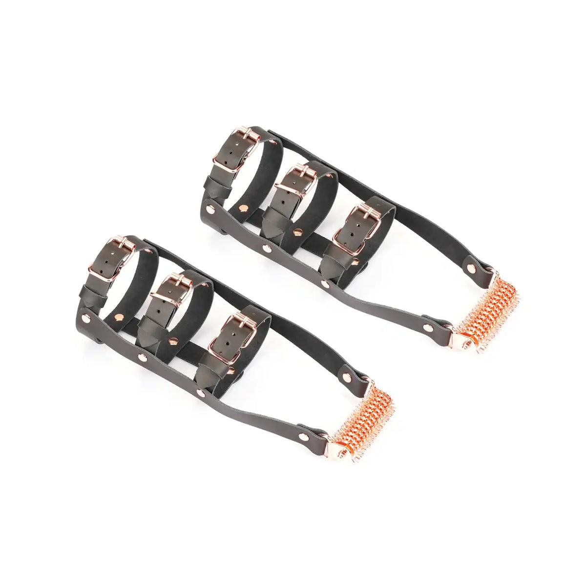 Harnais de chevilles en cuir noir LIEBE SEELE avec sangles réglables, boucles métalliques et roulette intégrée, présenté sur fond blanc, vue produit détaillée