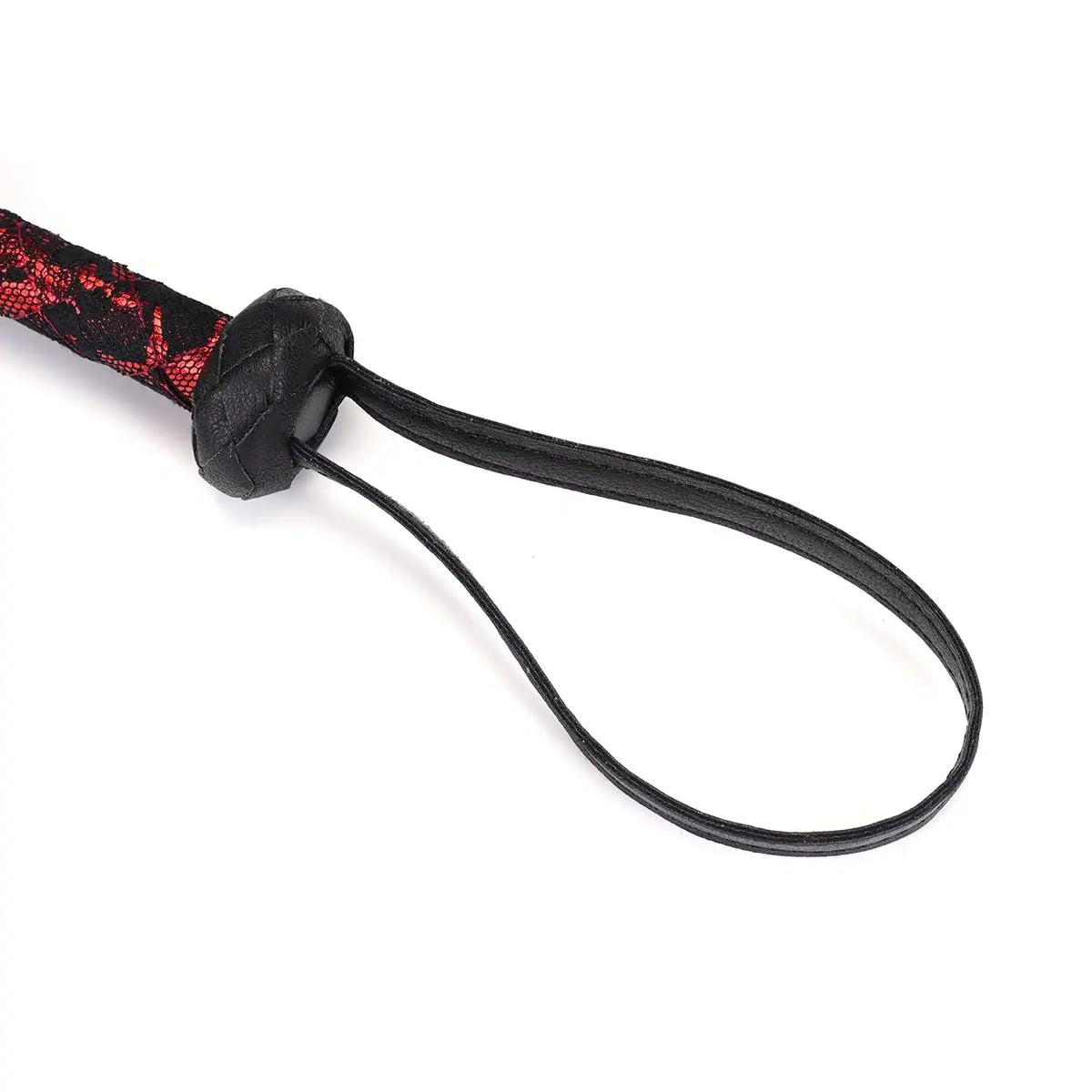 Fouet bullwhip en corde textile noire et rouge LIEBE SEELE avec tressage décoratif, poignée structurée et boucle de maintien, présenté sur fond blanc en vue produit détaillée