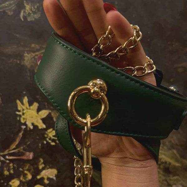 Photo d'un Collier incurvé en Cuir Vert de Devant avec une Laisse En Cuir Vert Avec Chaîne Dorée