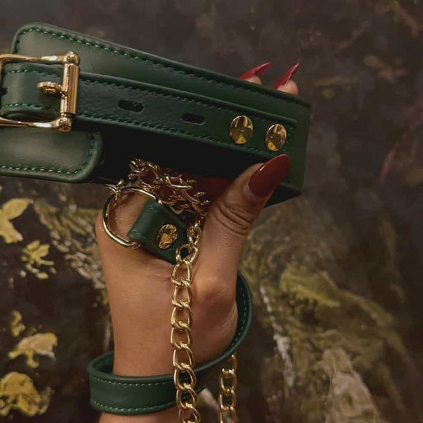 Photo d'un Collier incurvé en Cuir Vert de Côté avec une Laisse En Cuir Vert Avec Chaîne Dorée