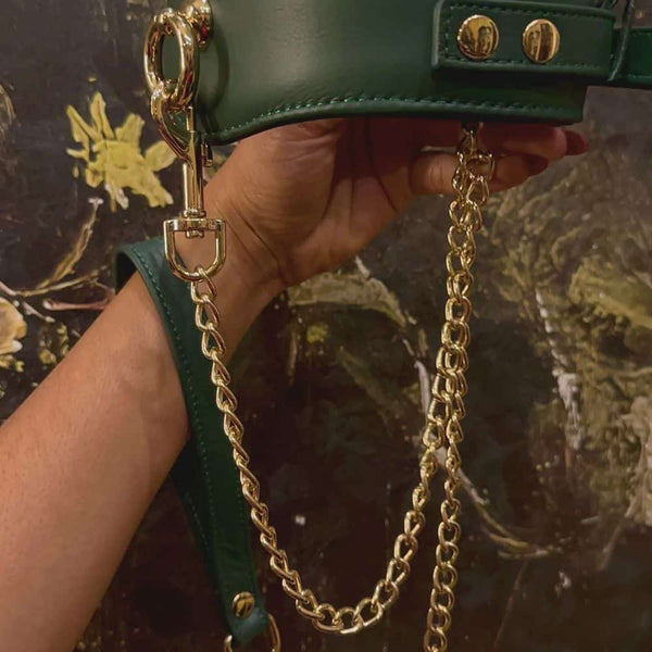 Photo d'un Collier Curved avec Laisse en Chaîne dorée en Cuir Vert