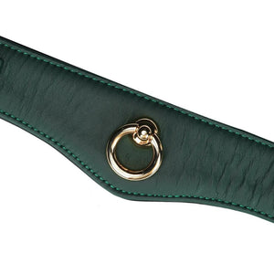 Détail du Packshot à plat du Devant du Collier Courbé Mossy Chic couleur vert et noir avec anneau doré