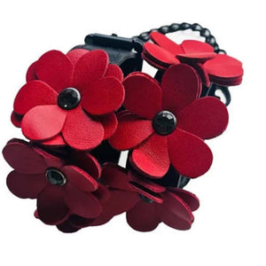 Packshot de Menottes en Cuir Noir avec Fleurs en Cuir Rouge et Chaine couleur Noir