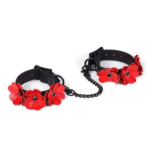 Packshot de Menottes pour Chevilles en Cuir Noir avec Fleurs en Cuir Rouge et Chaine couleur Noir