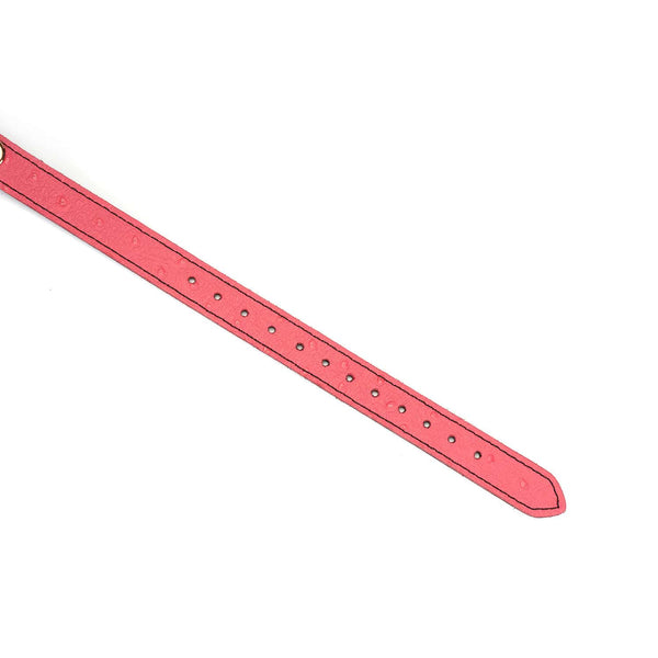 Packshot Collier GAG en Cuir Rose et Boule en Silicone Noir Détail sur Sangle Attache en Cuir Rose