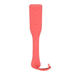 Paddle en cuir rose cerisier LIEBE SEELE, embossée peau d'autruche, légère et maniable. Design glamour et fonction redoutable pour des jeux BDSM intenses. Dragonne pour rangement discret.
