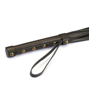 Détail du Manche du Packshot d'un Martinet en Cuir Marron