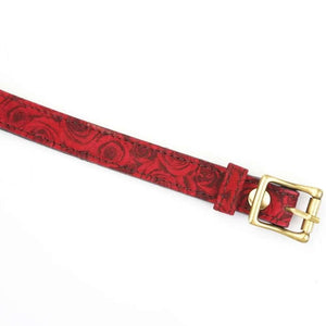 Détail de la Boucle du Packshot du Devant d'un Bandeau en Cuir Imprimé de Roses Rouges Mis à Plat