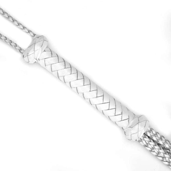 Détail du Manche du Packshot d'un Martinet à Neuf Lanières en Cuir Blanc