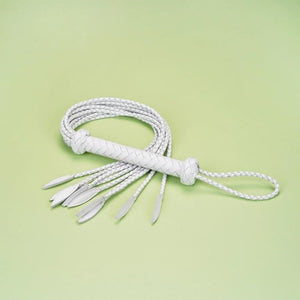 Photo du Martinet à Neuf Lanières en Cuir Blanc