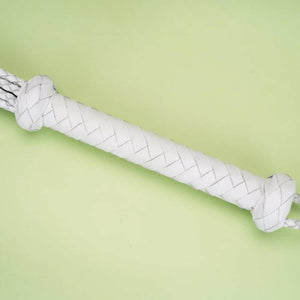 Détail du Manche d'une Photo d'un Martinet à Neuf Lanières en Cuir Blanc