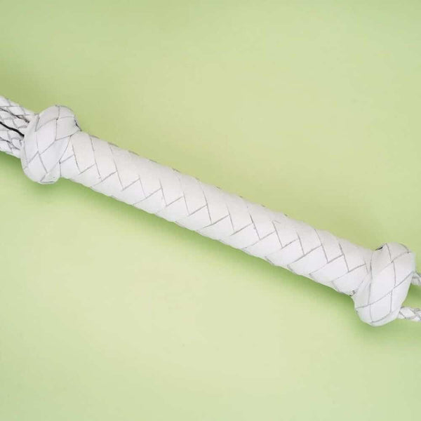 Détail du Manche d'une Photo d'un Martinet à Neuf Lanières en Cuir Blanc