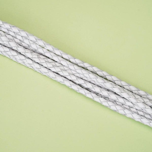 Détail des Lanières d'une Photo d'un Martinet à Neuf Lanières en Cuir Blanc