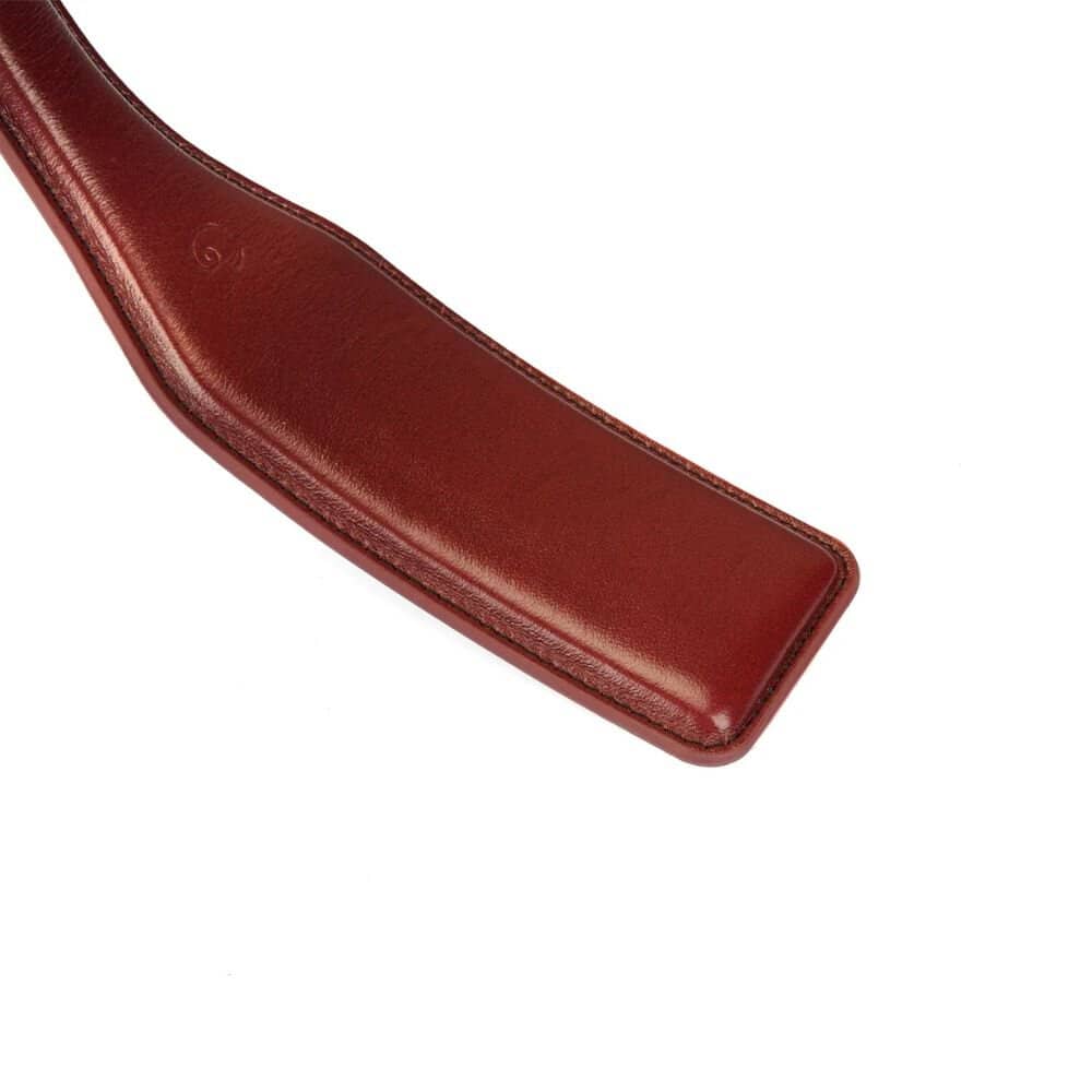 Détail du Packshot d'un Paddle en Cuir Rouge