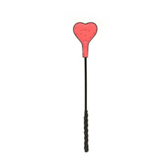 Cravache Angel’s Kiss LIEBE SEELE avec tête en forme de cœur rose et manche noir texturé, présentée sur fond blanc