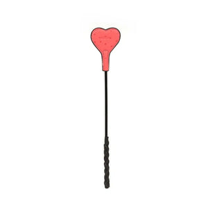 Cravache Angel’s Kiss LIEBE SEELE avec tête en forme de cœur rose et manche noir texturé, présentée sur fond blanc