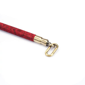 Barre d’écartement Kinbaku BDSM LIEBE SEELE avec revêtement rouge à motifs et mousquetons métalliques, accessoire haut de gamme sélectionné par Brigade Mondaine, sur fond blanc.