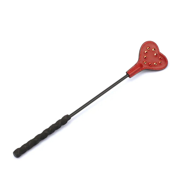 Cravache courte en cuir rouge avec tête en cœur et rivets métalliques rouges – Liebe Seele