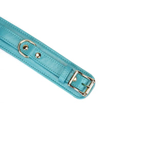 Menottes Agneau Bleu LIEBE SEELE en cuir bleu doublé agneau clair avec fermeture réglable, anneaux métalliques et chaîne dorée, photographiées sur fond blanc