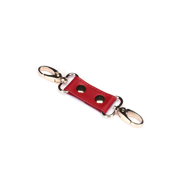 Menottes Crimson Desire LIEBE SEELE en cuir rouge avec doublure intérieure, boucles réglables et chaîne métallique dorée, présentées sur fond blanc en vue produit détaillée