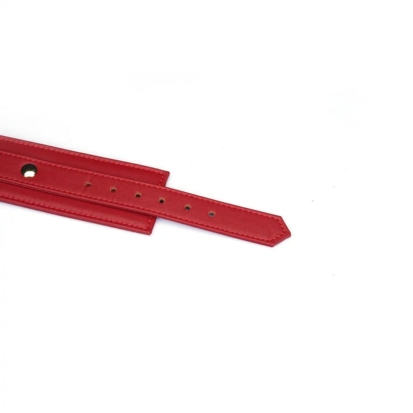 Menottes Crimson Desire LIEBE SEELE en cuir rouge avec doublure intérieure, boucles réglables et chaîne métallique dorée, présentées sur fond blanc en vue produit détaillée