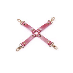 Hogtie Cuir Lustre Rosa LIEBE SEELE composé de sangles en cuir rose brillant avec rivets et mousquetons métalliques dorés, présenté à plat sur fond blanc