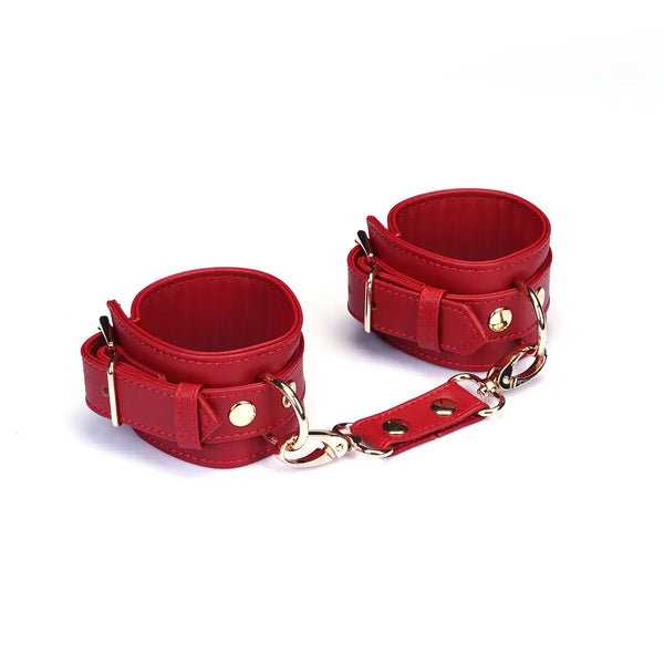Menottes Crimson Desire LIEBE SEELE en cuir rouge avec doublure intérieure, boucles réglables et chaîne métallique dorée, présentées sur fond blanc en vue produit détaillée