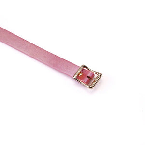 Masque Lustre Rosa LIEBE SEELE en cuir rose brillant avec forme couvrante, sangle réglable et finitions soignées, présenté sur fond blanc en vue produit