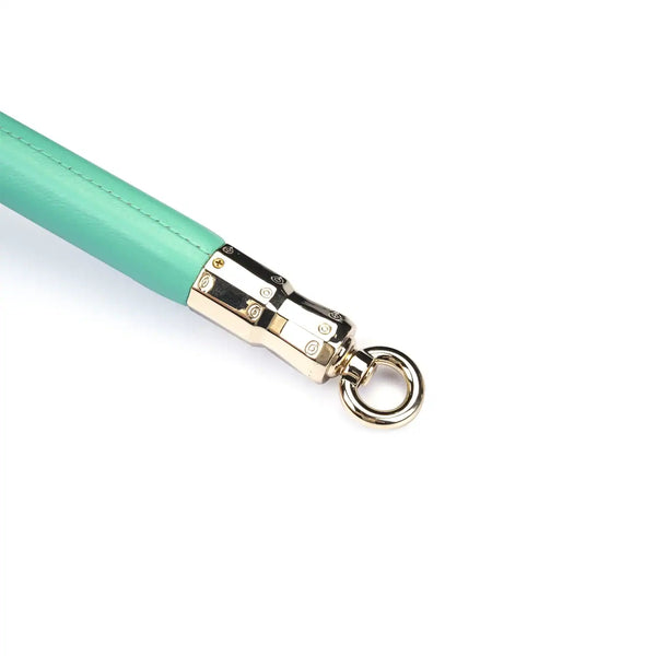 Barre d’écartement Fairy BDSM LIEBE SEELE avec revêtement vert d’eau et mousquetons métalliques dorés, accessoire haut de gamme proposé par Brigade Mondaine, sur fond blanc.