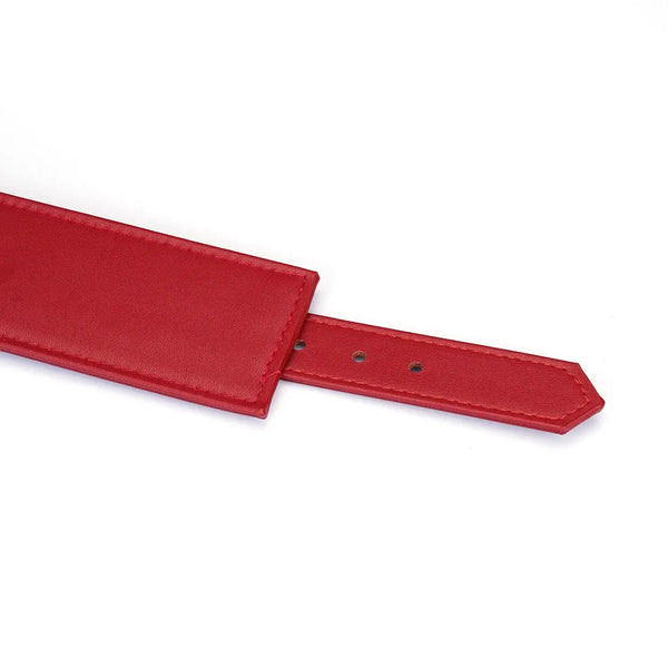Menottes Crimson Desire LIEBE SEELE en cuir rouge avec doublure intérieure, boucles réglables et chaîne métallique dorée, présentées sur fond blanc en vue produit détaillée