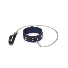 Set Collier Cerulean LIEBE SEELE en cuir bleu avec collier ajustable, laisse amovible en chaîne métallique argentée et poignée, présenté sur fond blanc en vue produit détaillée