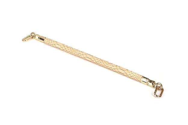 Barre d’écartement Snake BDSM LIEBE SEELE avec revêtement clair à motif reptile et mousquetons métalliques, accessoire haut de gamme proposé par Brigade Mondaine, sur fond blanc.