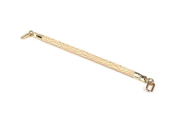 Barre d’écartement Snake BDSM LIEBE SEELE avec revêtement clair à motif reptile et mousquetons métalliques, accessoire haut de gamme proposé par Brigade Mondaine, sur fond blanc.