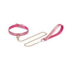 Set Collier Lustre Rosa en cuir rose brillant avec collier ajustable, chaîne métallique dorée et poignée assortie, présenté sur fond blanc en vue produit