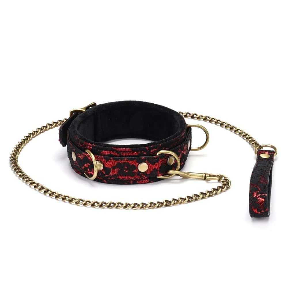 Collier de bondage Victorian Garden en dentelle noire et cuir vegan rouge, avec détails dorés et laisse amovible. Élégant, confortable et ajustable, idéal pour des jeux BDSM raffinés.