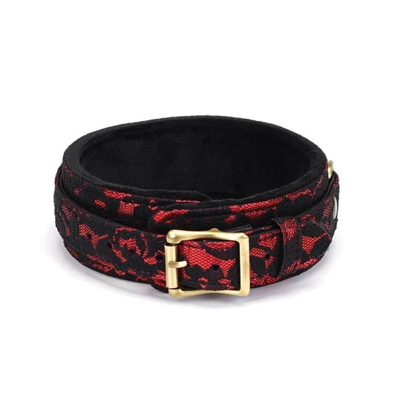 Collier de bondage Victorian Garden en dentelle noire et cuir vegan rouge, avec détails dorés et laisse amovible. Élégant, confortable et ajustable, idéal pour des jeux BDSM raffinés.