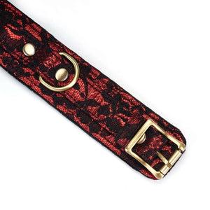 Collier de bondage Victorian Garden en dentelle noire et cuir vegan rouge, avec détails dorés et laisse amovible. Élégant, confortable et ajustable, idéal pour des jeux BDSM raffinés.