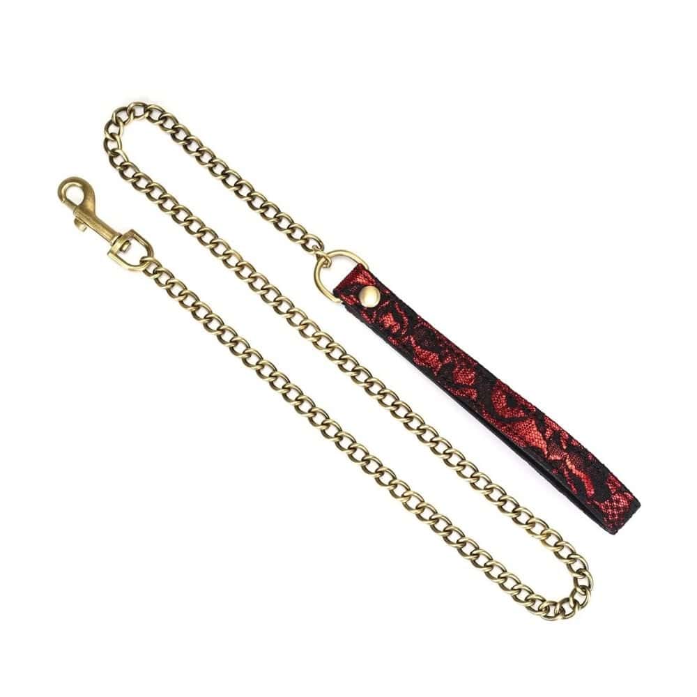 Collier de bondage Victorian Garden en dentelle noire et cuir vegan rouge, avec détails dorés et laisse amovible. Élégant, confortable et ajustable, idéal pour des jeux BDSM raffinés.