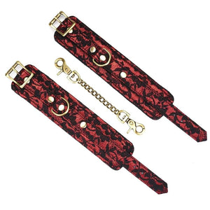 Menottes de bondage Victorian Garden en cuir vegan rouge et dentelle noire, avec doublure en fausse fourrure et détails dorés. Confortables, ajustables et reliées par une chaîne détachable.