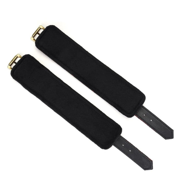 Menottes de bondage Victorian Garden en cuir vegan rouge et dentelle noire, avec doublure en fausse fourrure et détails dorés. Confortables, ajustables et reliées par une chaîne détachable.