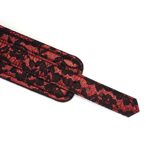 Menottes de bondage Victorian Garden en cuir vegan rouge et dentelle noire, avec doublure en fausse fourrure et détails dorés. Confortables, ajustables et reliées par une chaîne détachable.