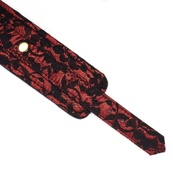 Menottes de bondage Victorian Garden en cuir vegan rouge et dentelle noire, avec doublure en fausse fourrure et détails dorés. Confortables, ajustables et reliées par une chaîne détachable.